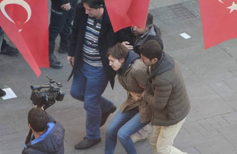 ankara-yuksel-caddesi-insan-haklari-aniti-akademisyen-nuriye-gulmen-gozalti