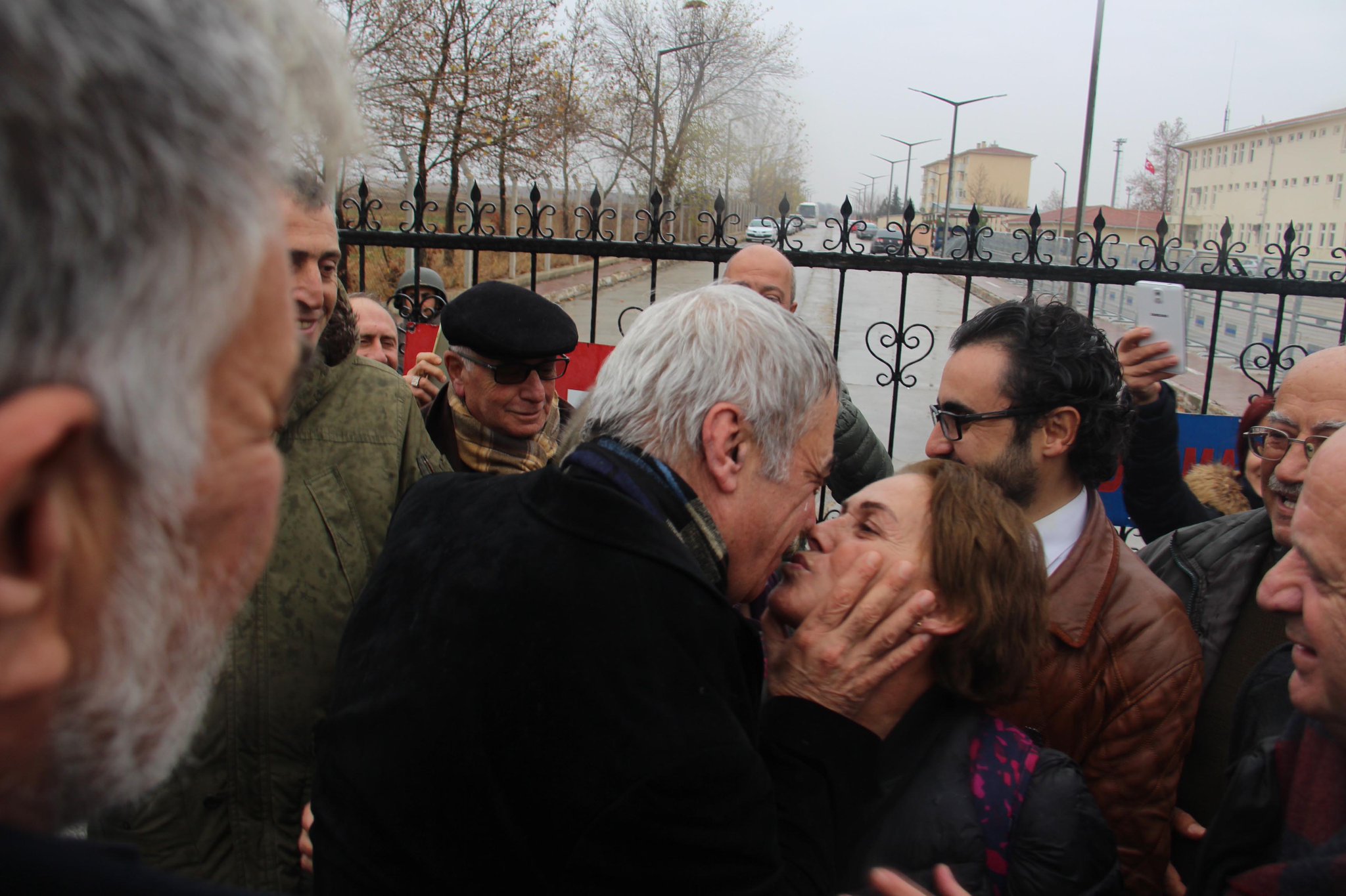 sarp-kuray-8-yillik-esaretten-sonra-tahliye-edildi-2