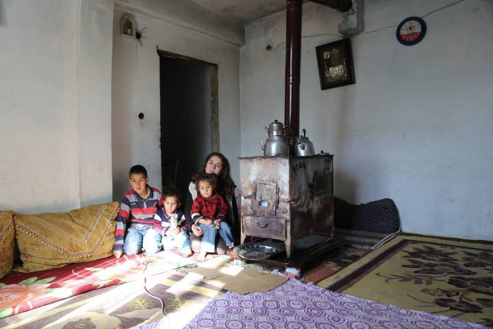 hakkari-yuksekova-evleri-yikilan-aile