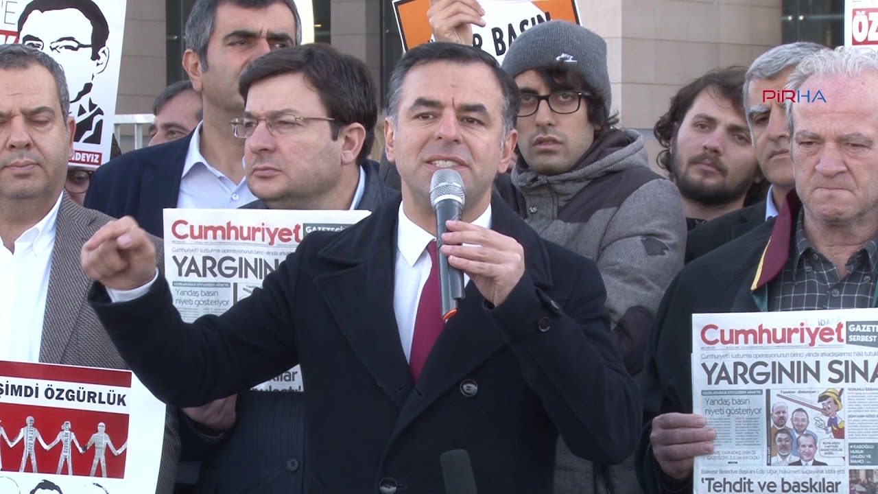 Cumhuriyet ve Ozgur Gundem davalari basladi: Demokrasi yogun bakima alinmis bir hasta