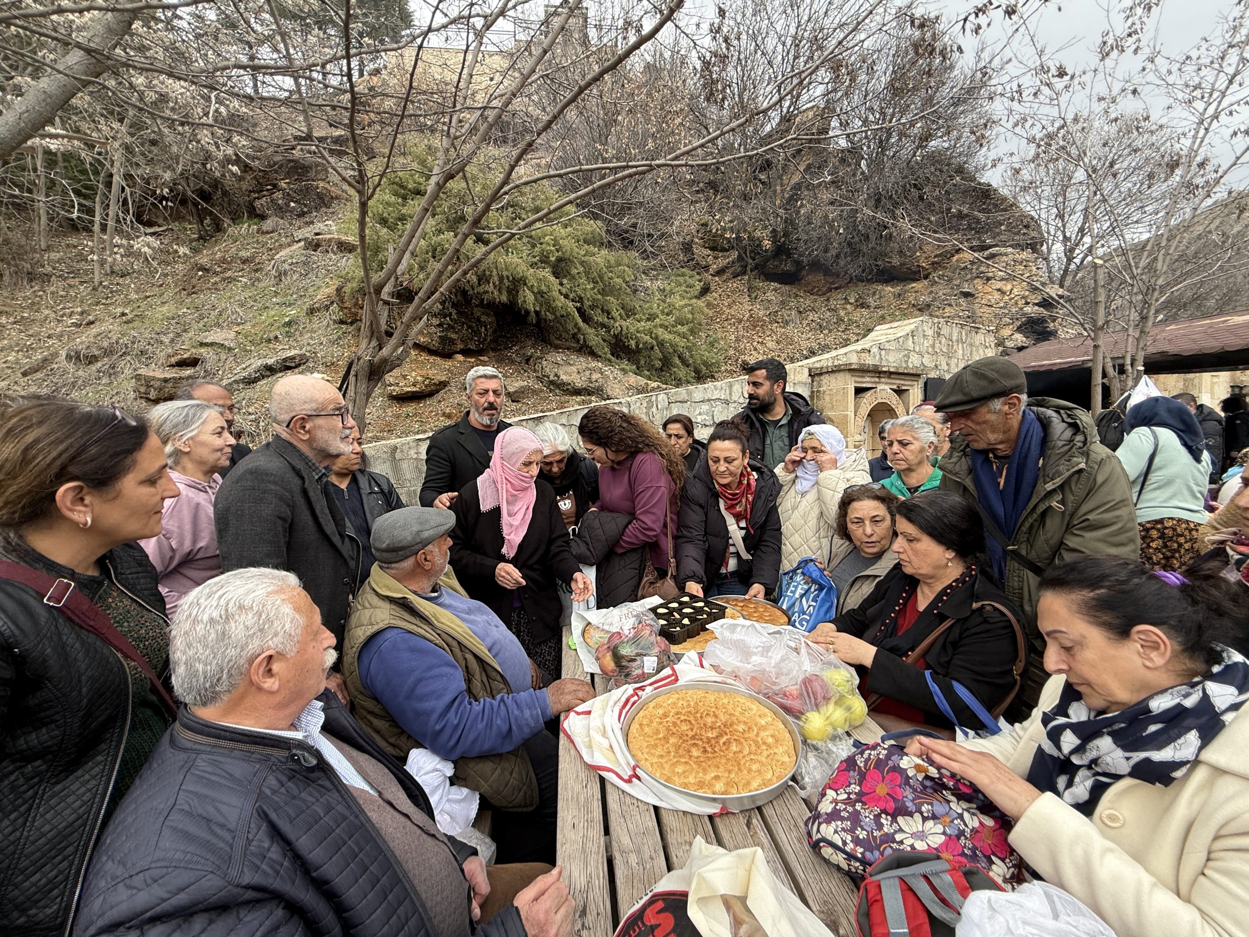 Dersim’de ‘Çarşeme Şaye’ günü dolayısıyla çerağlar uyandırıldı, dualar edildi, niyazlar dağıtıldı- VİDEO