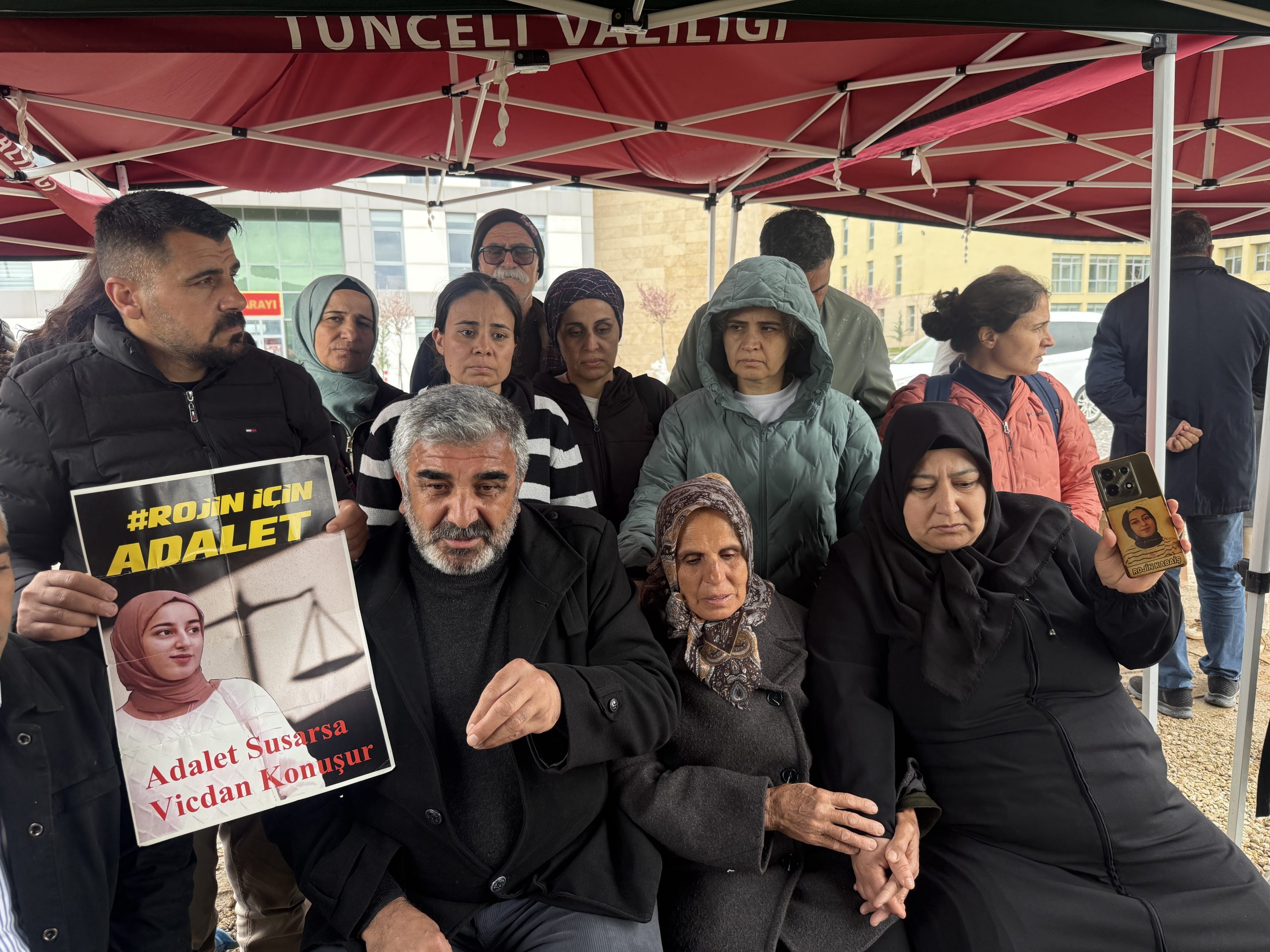 İki acının ortak nöbeti: Rojin Kabaiş’in babasından Doku ailesine anlamlı ziyaret-VİDEO